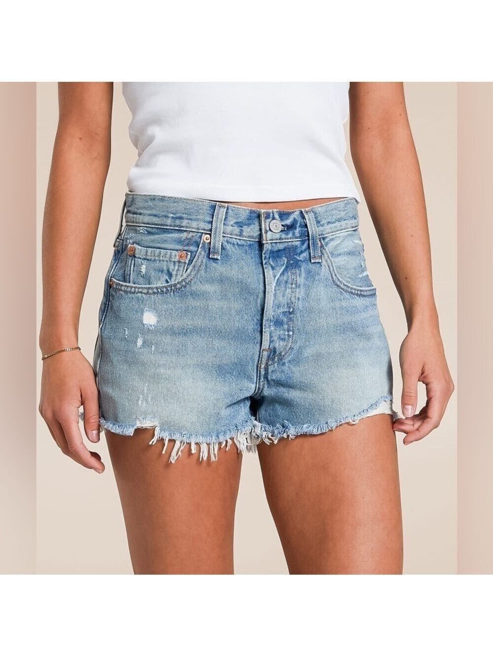 Levi’s Premium 501 Original Short
Light Wash
Size 25